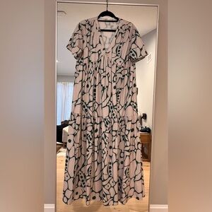 Elegant Green and Cream Patterned Dress Size M